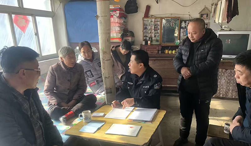 郑松岩（中）在老人家中耐心调解