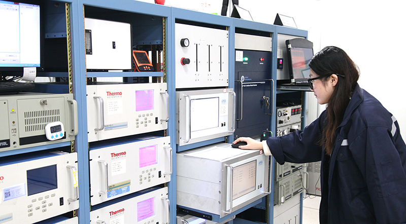 运维人员查看挥发性有机物分析仪运转情况