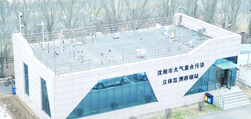 超级战屋顶布置各式精密仪器