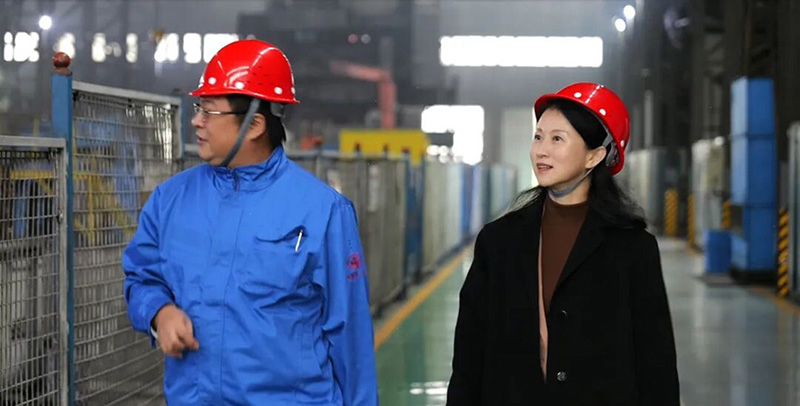 丹东中院党组书记、院长于长苓(右)实地调研辽宁五一八内燃机配件有限公司