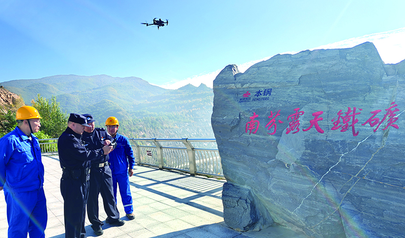 民警指导企业利用无人机进行空中巡逻 吴强 摄