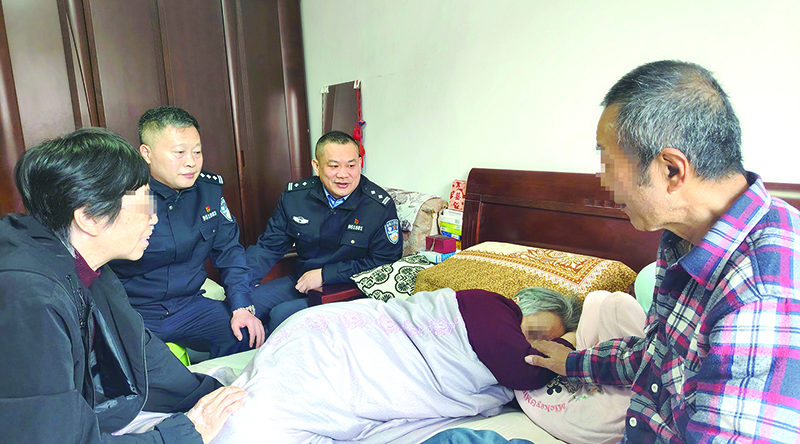 图为派出所所长吴永强和民警李向军回访（左侧女及躺床者面部打码）