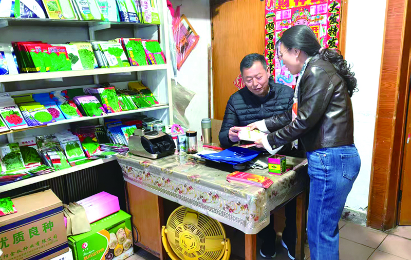 二题图，司法所工作人员走进辖区种子、化肥、农药等农资经营门店讲解法律法规。