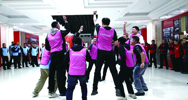 头题图，团队拓展训练。