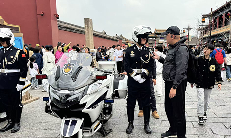 记者采访铁骑队员1