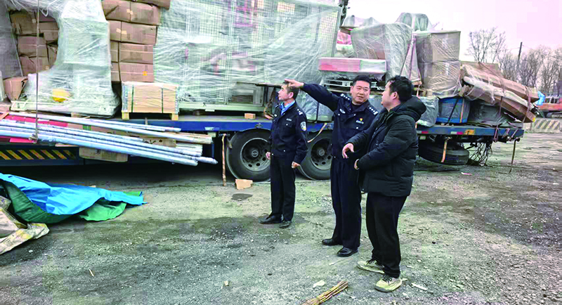 头题图，铁岭市交管支队高速三大队大队长曹占顺（中）和同事到现场处置，与企方沟通解决方案。