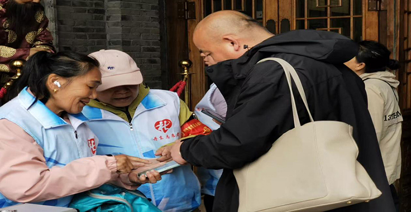安东老街志愿服务点位志愿者为游客指路