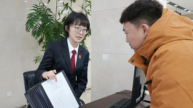 干警为群众服务