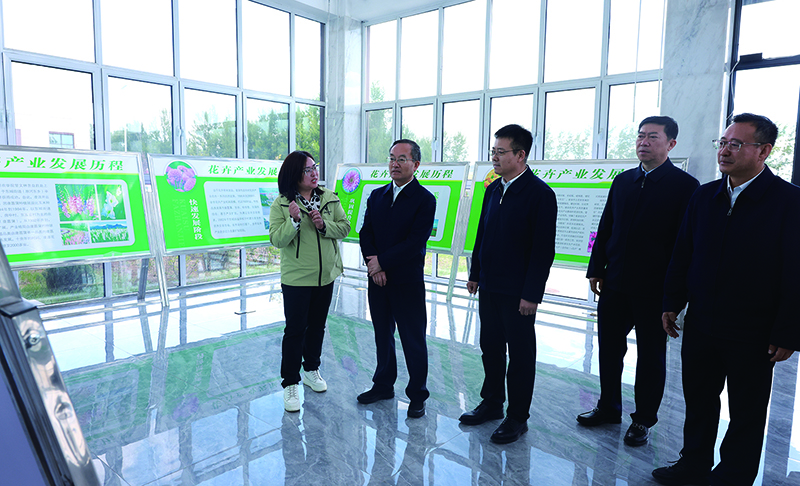 省委常委、政法委书记郑艺（左二）在凌源市花卉研发中心详细了解花卉种植品种、技术应用、市场拓展等情况。 本报记者 孟浩 摄