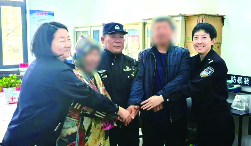 头题图，民警耐心工作促当事人握手言和