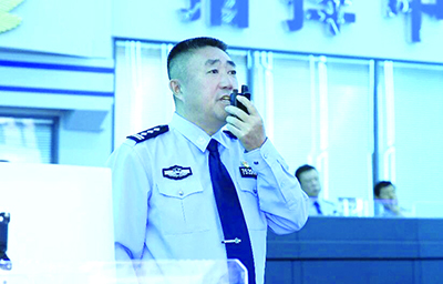 谭计正在指挥调度晚高峰的重点街路