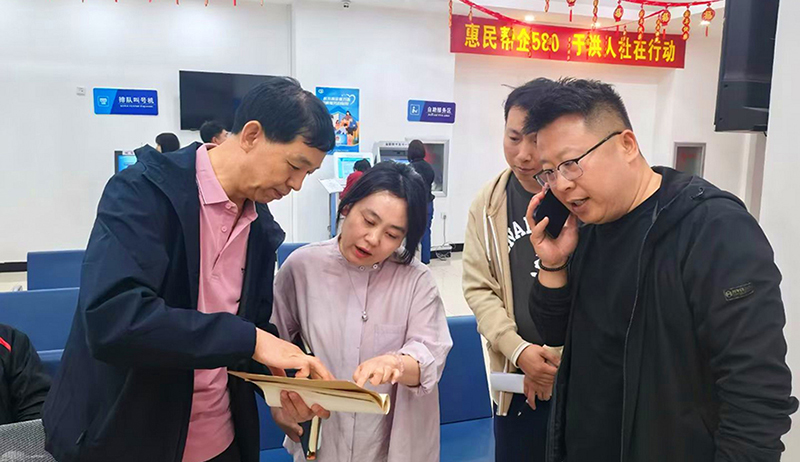 区综治中心组织各职能部门工作人员帮助许某某核实档案信息