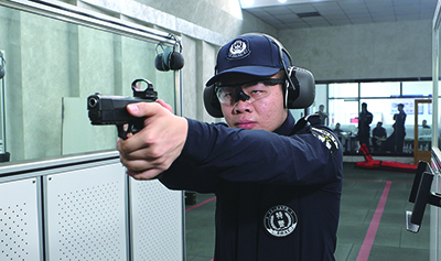 袁伟庭进行射击训练
