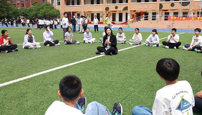 刘津言为同学们解答法律问题 本报记者孟浩 摄
