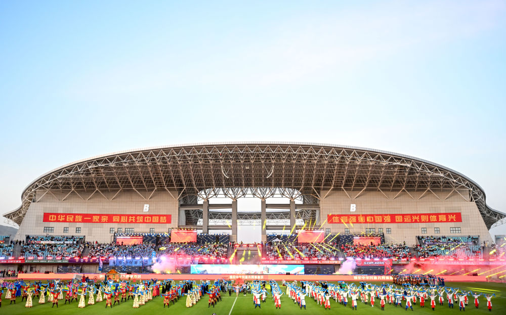 5月23日在呼和浩特北方足球训练基地拍摄的开幕式现场。新华社记者 贝赫 摄