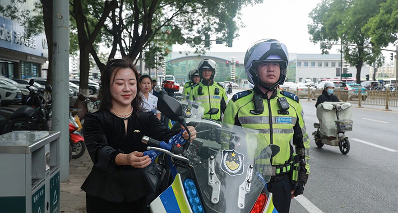 执勤交警车辆后视镜系挂上“蓝丝带”。二题图