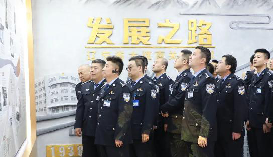 二题图，民警参观监狱发展成果展示长廊。侯小林 摄