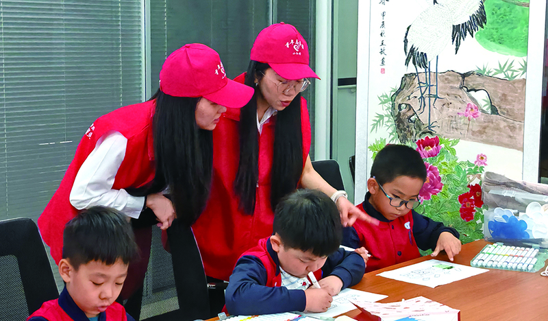 锦州图，社工人员同孩子们一同绘画