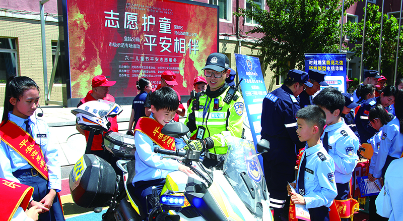 5月29日，沈阳市公安局民警联合志愿者在皇姑区昆山二校开展进校园安全宣传活动。（拍摄者待定）