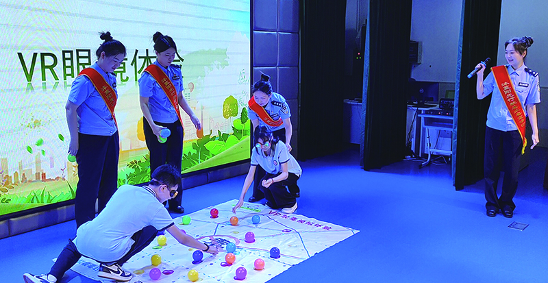 学生们参与 VR 沉浸式禁毒体验
