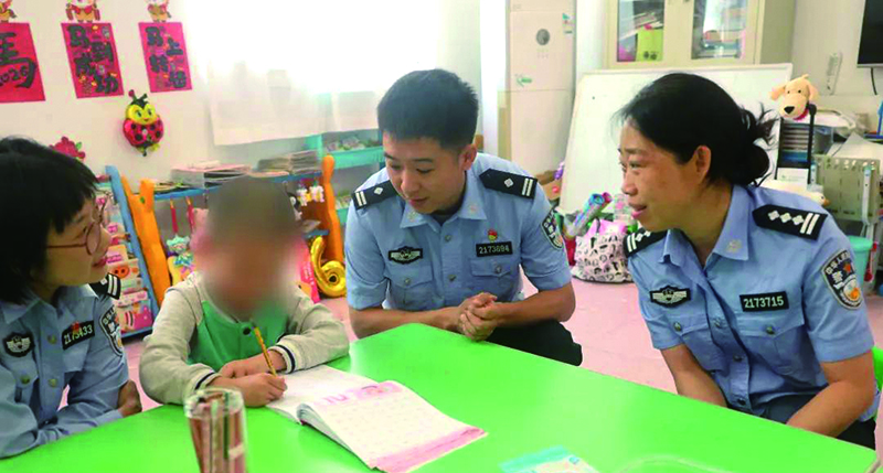 辽阳监狱图，民警耐心指导孩子书写。孔繁提 摄