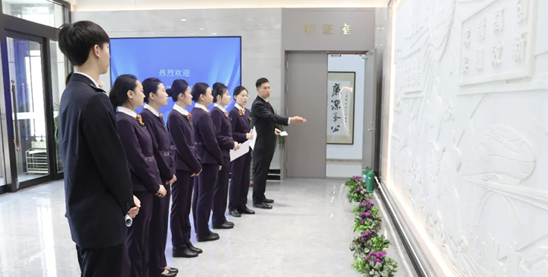 中国铁路沈阳局集团有限公司大连客运段的20余名职工来到大连铁检院（受访单位供图）