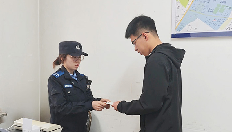 铁岭稿，为考生加急办好临时身份证明（受访单位供图）