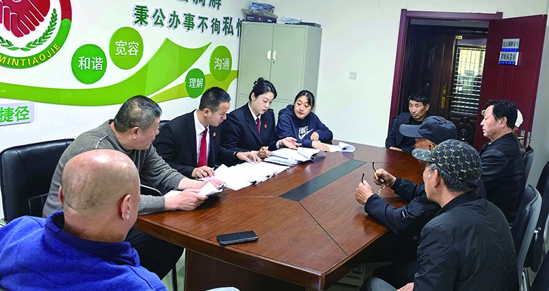 六名原告在清点确认收到全部款项后，当场向法院提交了撤诉申请 受访单位供图