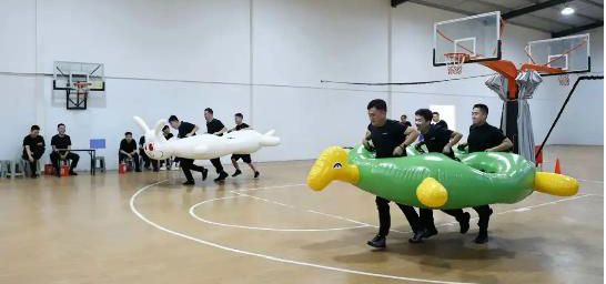 凌源第二监狱趣味运动会现场。段璐铭摄