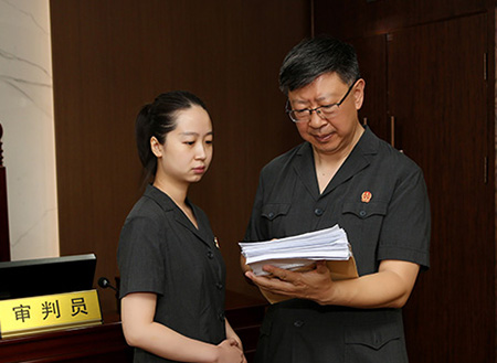 省高级人民法院立案二庭法官阎明章（右）与法官助理王昊研究案情