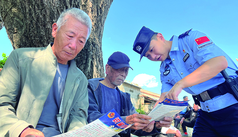 下稿，，民警开展反诈宣传（受访单位供图）