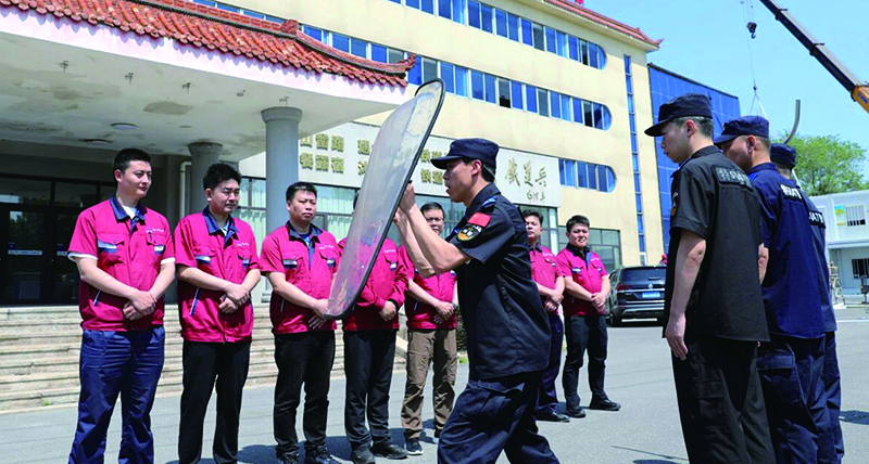 二题图，民警面向企业安保人员开展应急处突技能培训