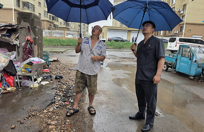 在事发现场查看二楼三楼四楼住户损失情况（受访单位供图）