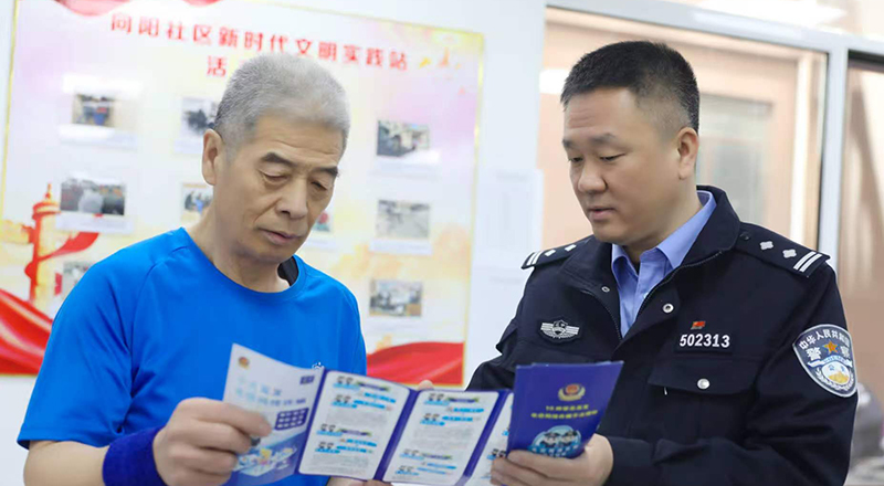 张宝海向居民做法治宣传。（受访单位供图）