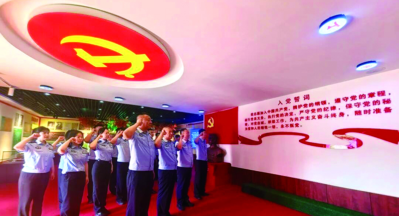 头题图，公安干警们重温入党誓词（受访者供图）