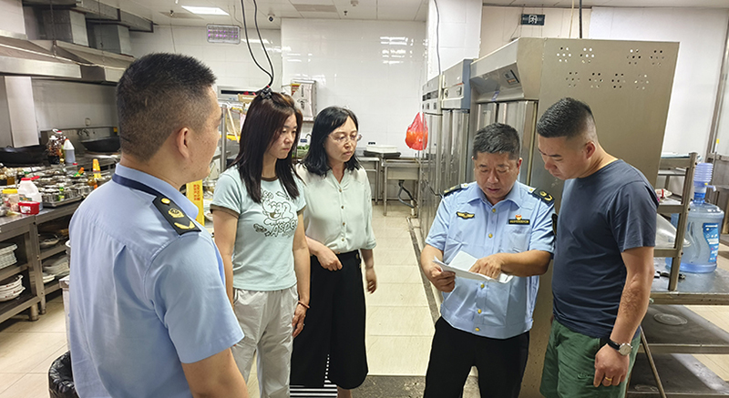 苏家屯区司法局开展执法监督伴随式执法检查,区市场局对食品安全开展检查工作。(受访者供图)