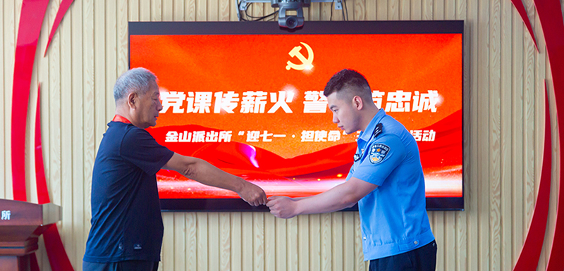老民警将珍藏的工作笔记交到青年民警手上。 （受访单位供图）