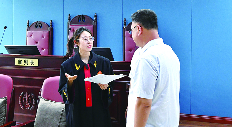 主审法官霍健（左二）向当事人释明相关法律规则（受访单位供图）