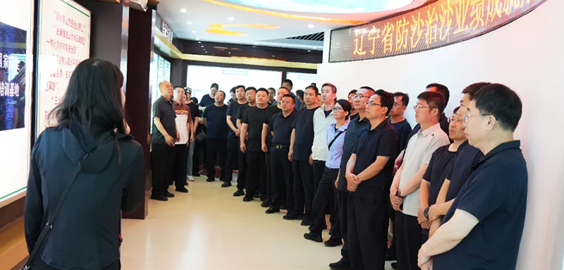 二题图，民警参观防沙治沙成就展。李建新 摄