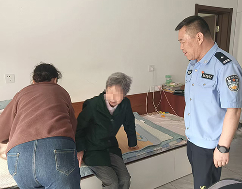 （老人挡脸）民警把老人安置在派出所值班室过夜。受访单位供图