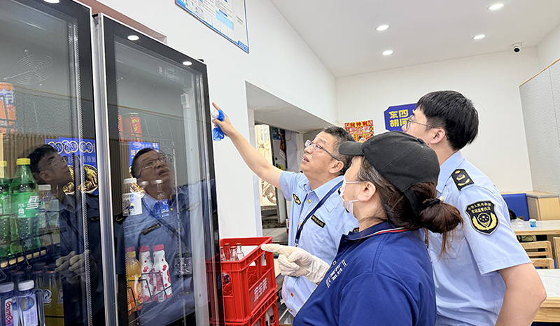 沈阳市沈河区市场监督管理局执法人员在辖区饭店核查健康证