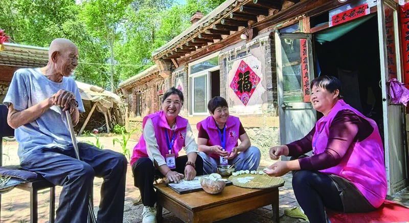 村嫂们登门与村民拉家常，了解情况。受访者供图