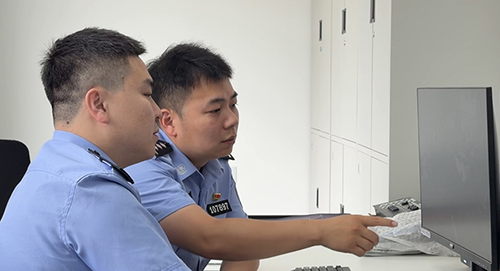 头题图，民警在研判案情。（受访者供图）