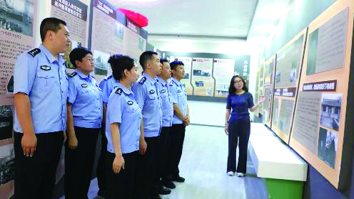 凌源第五监狱民警走进凌源市红色记忆展览馆开展红色教育现场教学。徐佳兴 摄