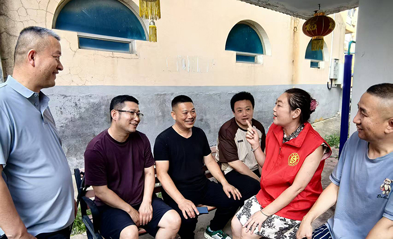 六合社区党委书记、业委会成员、小区居民代表现场开议事协商会。  张元培  摄