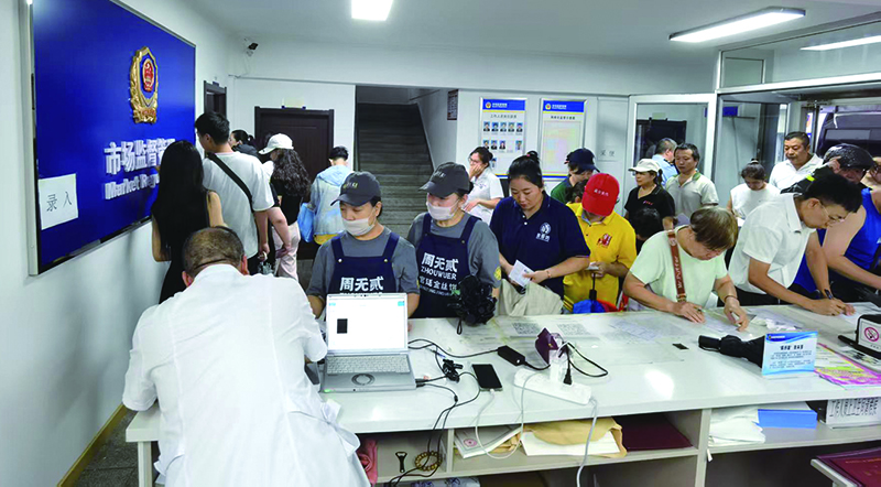 食品从业人员在市场监管所内办理健康证（受访单位供图）