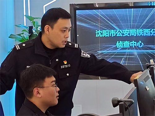 头题图，周然在研判案件。（受访单位供图）