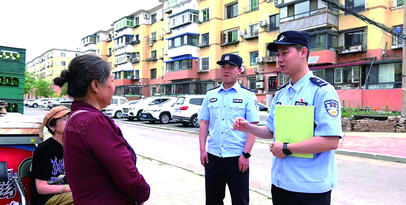 头题图，迎宾路派出所民警走访辖区群众，了解社情民意。（受访单位供图）