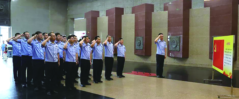 二题图，民警重温入党誓词。李俊波 摄