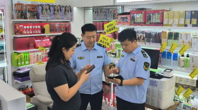 盘锦市市场监管局执法人员向商家展示入企检查码。（受访单位供图）